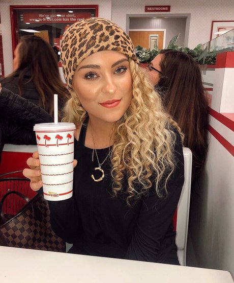 Caroline Wall top model img