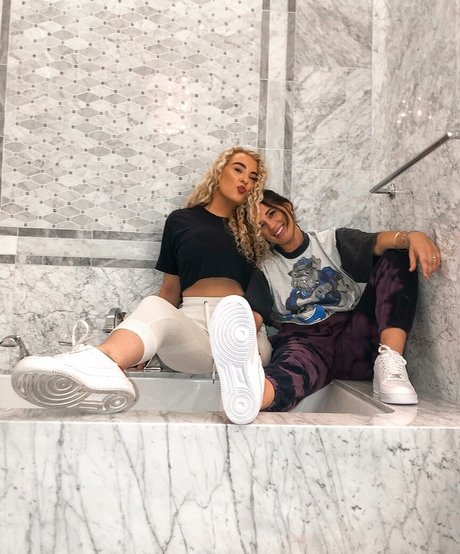 Caroline Wall top pornstar image