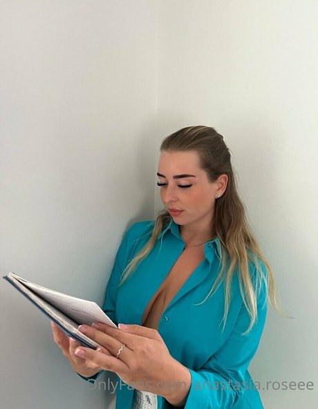 cleaningana beautiful actress image