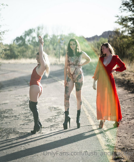 tush andd glitter model art img