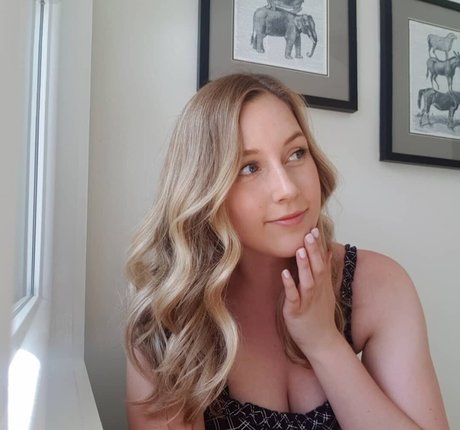 Elizabeth Height nude model img