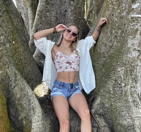 Isabella DuCharme sexy actress photo