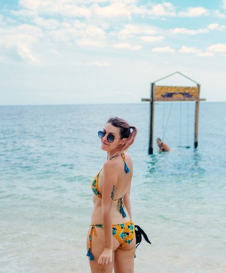 Karen Bachini exclusive model images