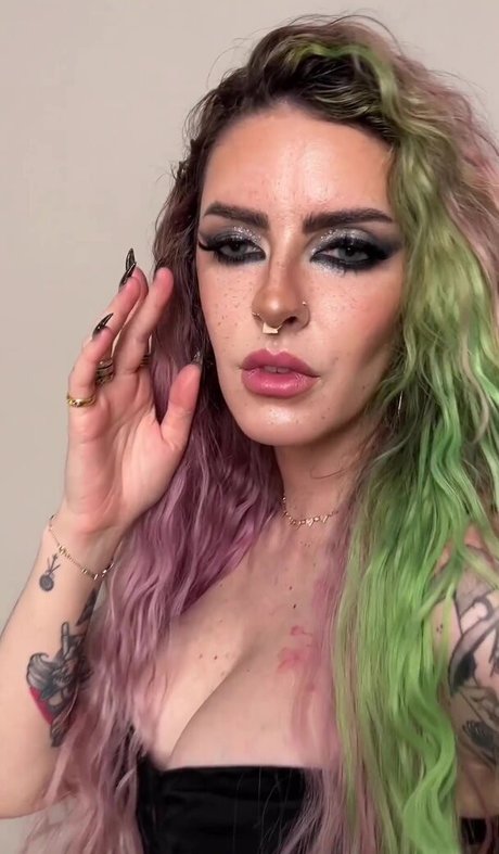 Karen Bachini hot star image