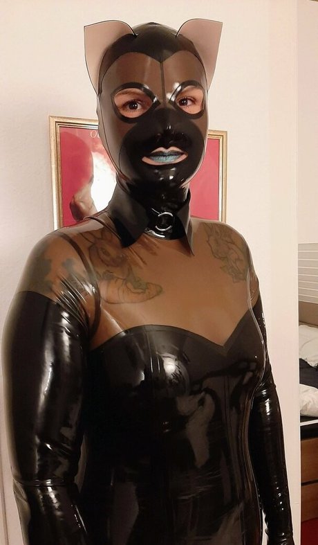 heavyrubberette nude model archive