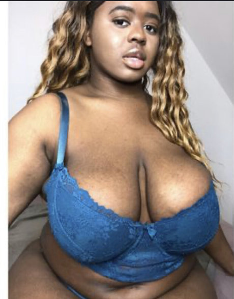 Black Diva hot model gallery