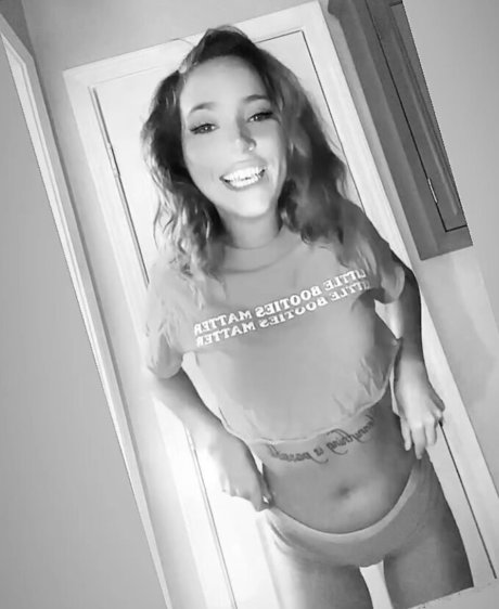 Taylor Weeks nude actress pic