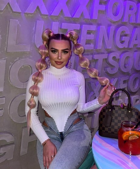 Gabriella Szklarz naked model picture