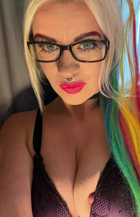 belle hella model top img