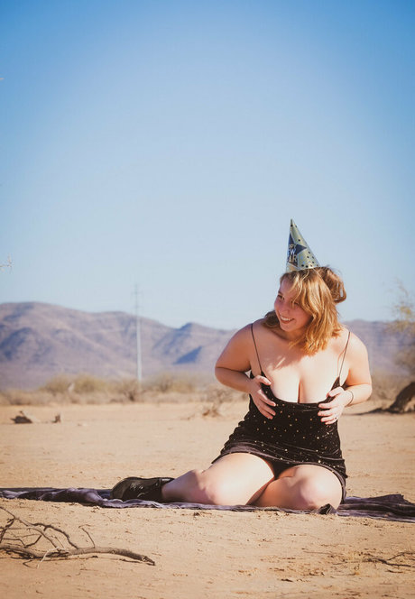 sarahtheslutfree pornstar sexy photo