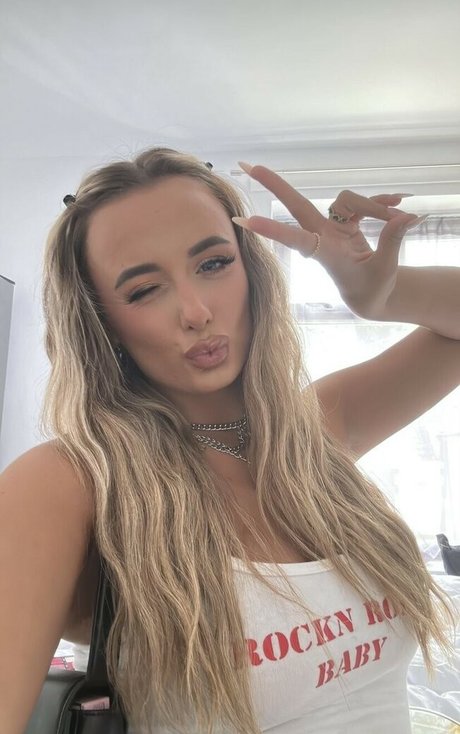 Millie Court model nude picture