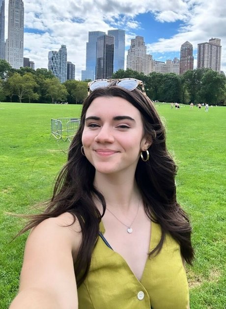 Brett Cooper pretty star image