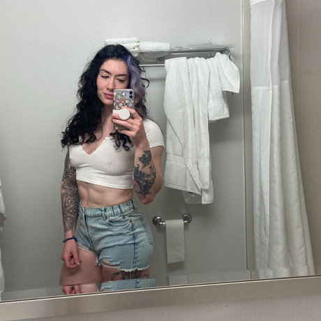 Natasha Aughey hd actress pic