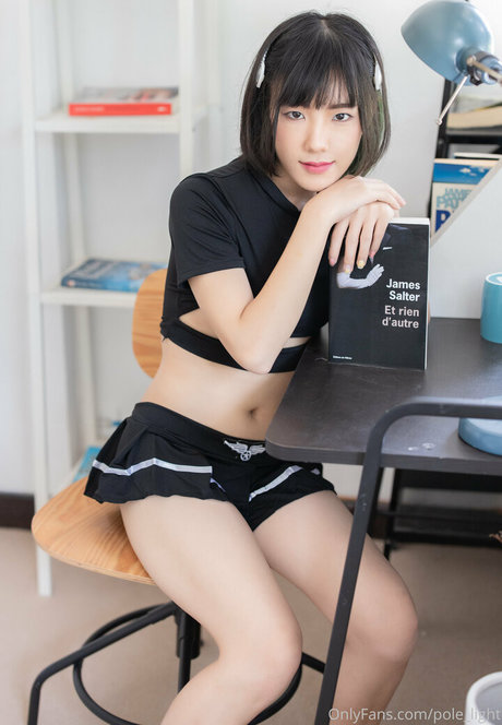 pole light beautiful actress pic