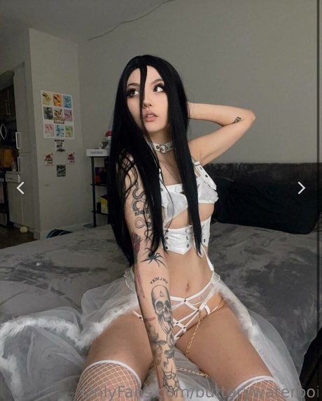 Butterywaterboi nude model photo