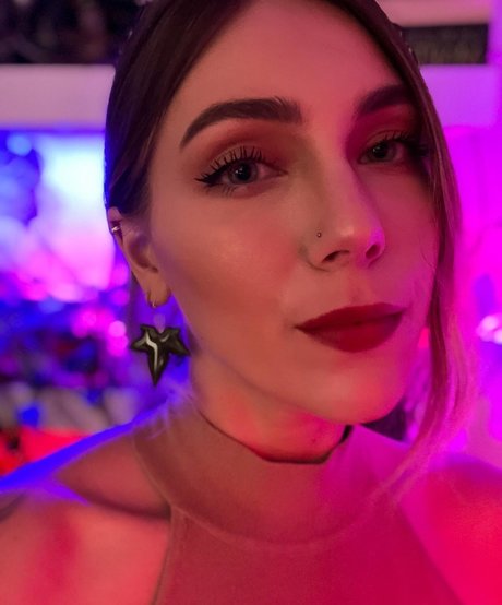 babe brunette onlyfans pornographic picture