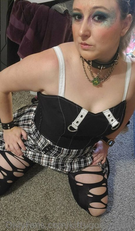 kittygoesb00m model pretty img