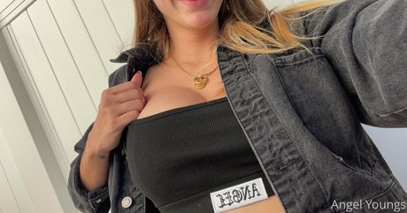Angelyoungsxxx porn star gallery