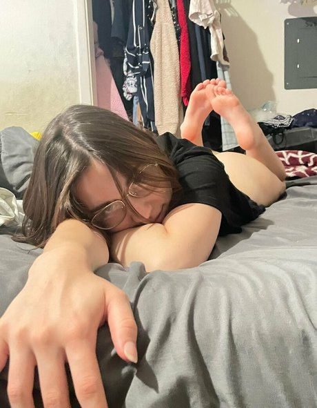 lillylovespenisland beautiful model img