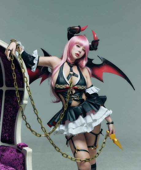 e__luda glamorous star nudes pictures