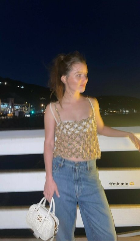 Kaitlyn Dever model pretty picture