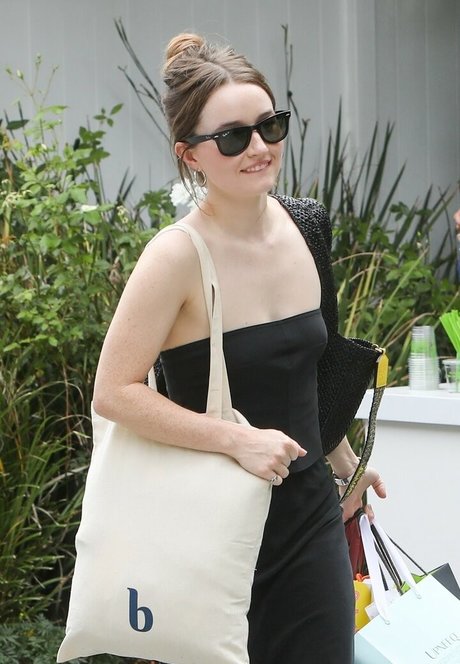 Kaitlyn Dever adult model img