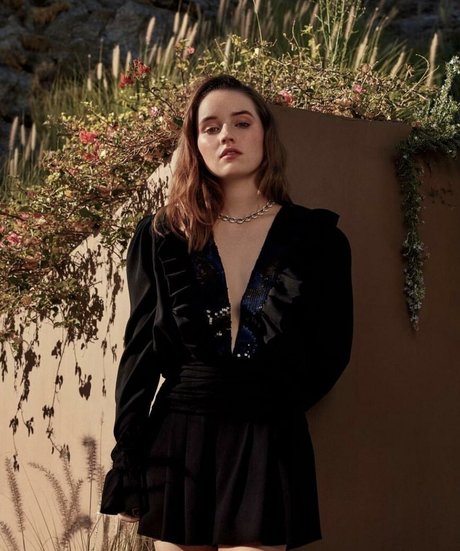 Kaitlyn Dever beautiful actress galleries