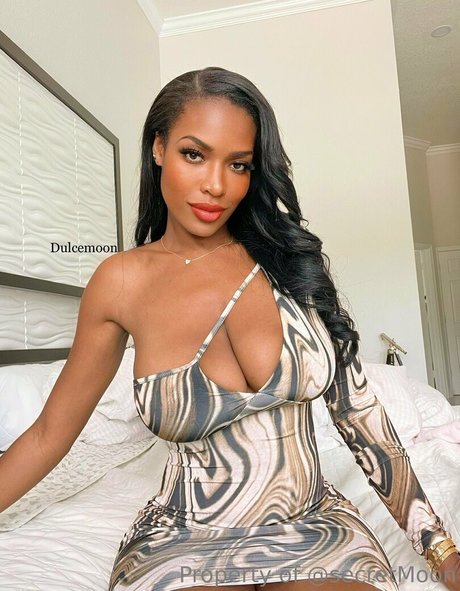 dulcemoonfree naked pornstar image