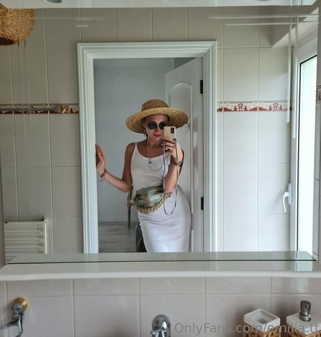 emilia tt nude model photo