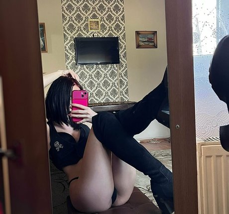 bunny mee adult model image