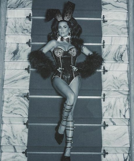 Deborah Secco hot star image