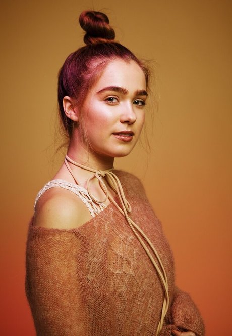 Haley Lu Richardson porn model image