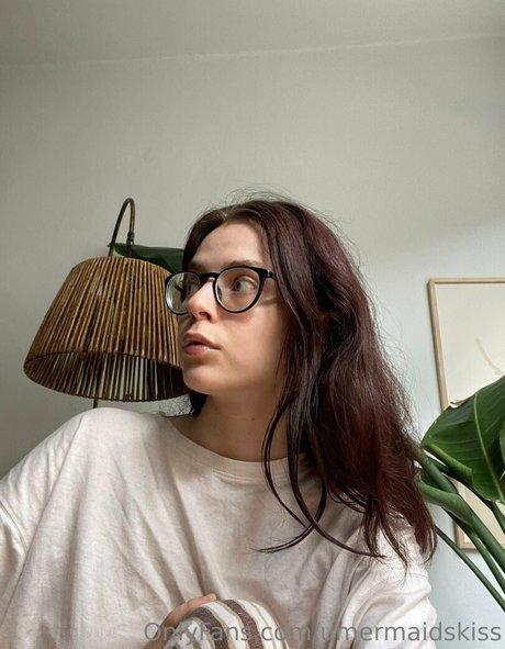 umermaidskiss model pretty photo