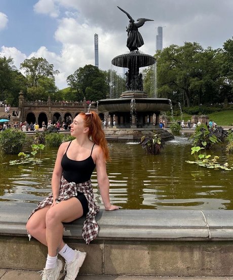 Isla Dawn nude actress image