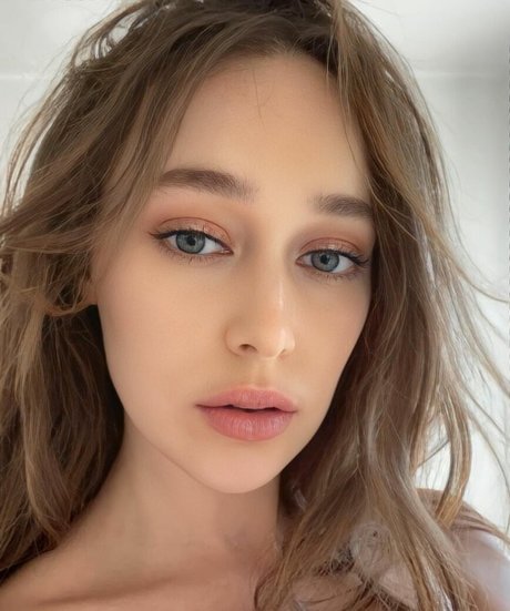 Alycia Debnam Carey beautiful model picture