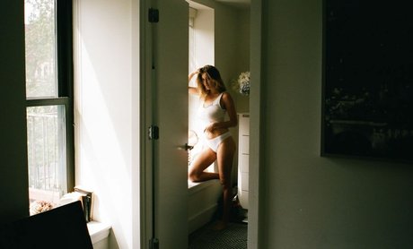 Lindsey Kevitch naked star image