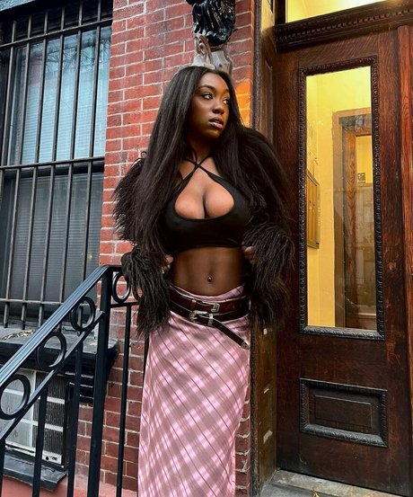 Majormommyissues sexy model image