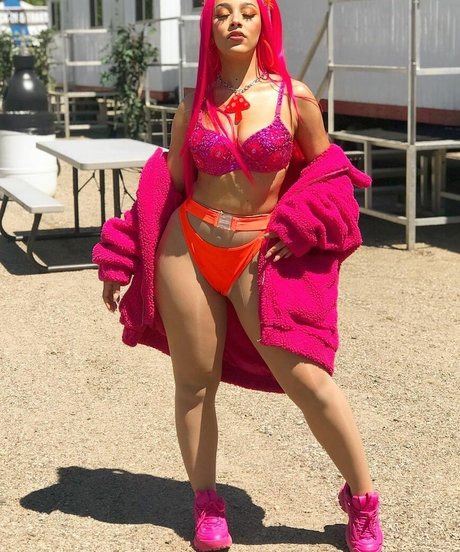 asian brunette onlyfans top photo