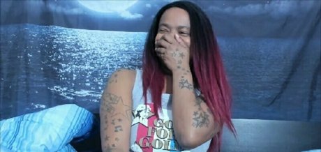 yummybrownfox naked model image