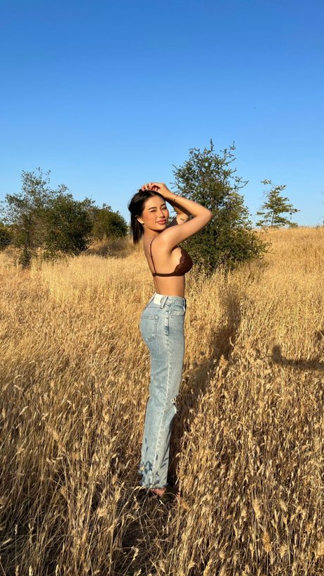 Ellerie Marie nude model pics