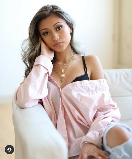 Moliney Mao star nude gallery