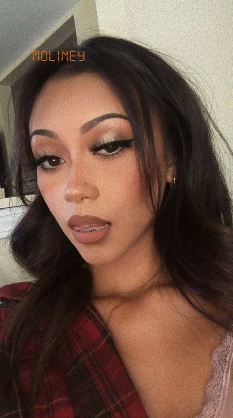 Moliney Mao model high quality images