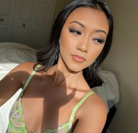 Moliney Mao pornographic star pictures