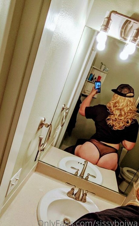 sissyboiwa hot model pic