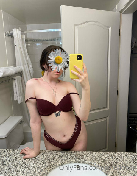 smollbean hot star photo