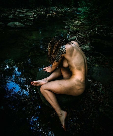 aahitskat high quality model image