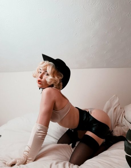 dinkydemure nude model pic