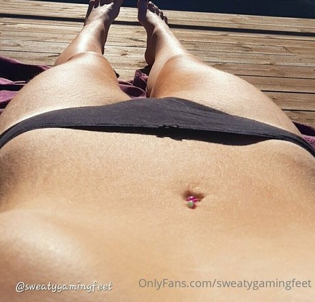 sweatygamingfeet erotic star image