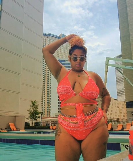 TheeChinaWhite high quality model pic