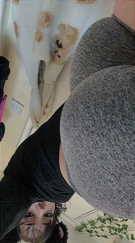 sweet little hunni nude model pics